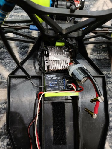 Correa de batería AJC Mods LiPo y montaje ESC para camión de estadio Team Associated T3 - Imagen 6 de 10