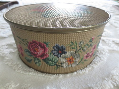 Vintage GUILDCRAFT Textured FLORAL Cookie/Cracker TIN - 7-3/4" x 3-1/4" high - Picture 4 of 8