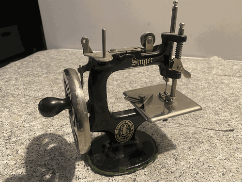 RARE SINGER 20(?) Miniature Child Toy Sewing Machine -older model, script minty