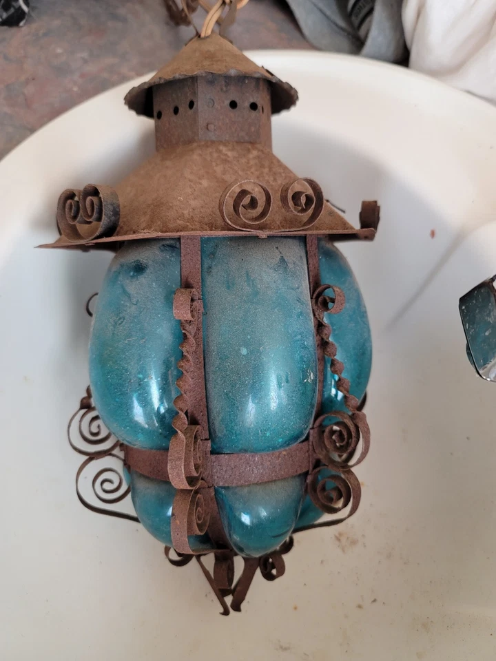 Lámpara araña de vidrio AZUL SOPLADO A MANO DE HIERRO FORJADO ANTIGUA/VINTAGE RARA 14"x 8" Foto 3 de 4