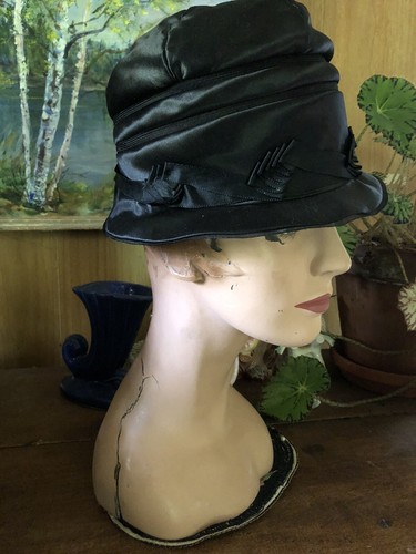 Vintage 1920’s Cloche Hat horsehair trim pretty satin “leaf” Bonnie Parker style - Picture 1 of 10
