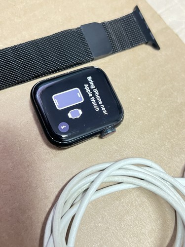 Apple Watch SE 2nd Gen 2022 40mm GPS Aluminum Case with Sport Band - Picture 2 of 5