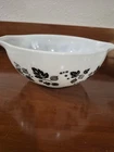 New ListingVintage Pyrex 443 BLACK & WHITE GOOSEBERRY Cinderella Bowl - 2 1/2 Quart
