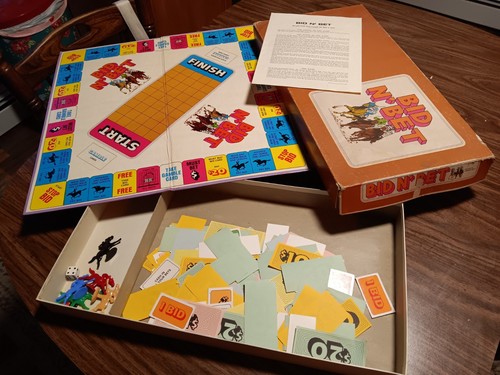 VINTAGE EARLY BID N BET HORSE RACING BOARD GAME - Picture 1 of 7