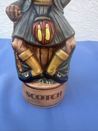 Vintage Alberta Scotch Whiskey Decanter- Blueish Jacket & Kilt - Picture 4 of 8