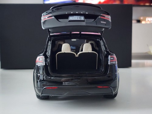1:18 Tesla Model X Plaid Black EV Dealer Edition Diecast - Picture 4 of 9