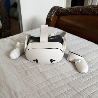 Meta Quest 2 Standalone VR Headset 90Hz White with 2 Controllers
