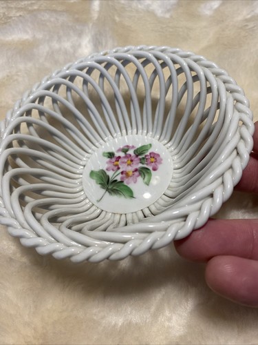 HEREND PORCELAIN HAND PAINTED FLORAL OPEN WEAVE LATTICE 5 Inch BOWL - Picture 3 of 7