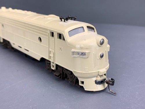 HO Atlas 8301 FP7 Locomotive Undecorated N/DYN -2HL Tan W/KD’s HO5910 - Picture 5 of 8