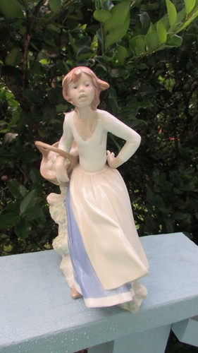 VINTAGE LARGE REX FIGURINE MADE SPAIN WOMEN WITH BASKET LLADRO STYLE PORCELAIN - Picture 8 of 8