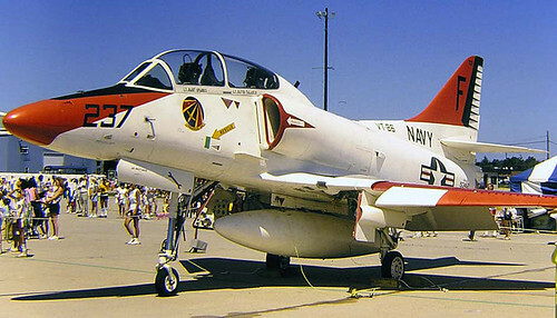 VT-86 Sabrehawks ESCUADRÓN DE ENTRENAMIENTO TRARON TA-4 SKYHAWK SOMBRERO PIN EE. UU. MARINA - Imagen 5 de 12