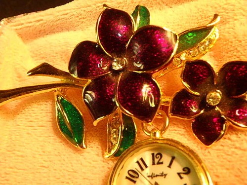 Pin de reloj violeta africano bonitas flores de aleta enamil, 3 pulgadas de ancho, vintage en caja - Imagen 3 de 4