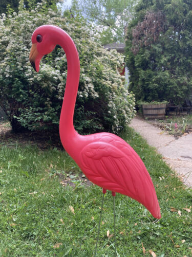 Rosa Flamingo - lachsfarbenes Gartenornament - Auslaufmodell von Pink Inc - Bild 3 von 8