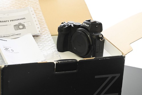 Cámara digital Nikon Z 5 sin espejo serie FX/4K/UHD/30p/24,3 MP/cuerpo/casi como nueva - Imagen 2 de 13