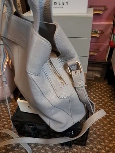 Bolso de mano Radley pequeño de cuero multivía. Gris. - Imagen 21 de 24