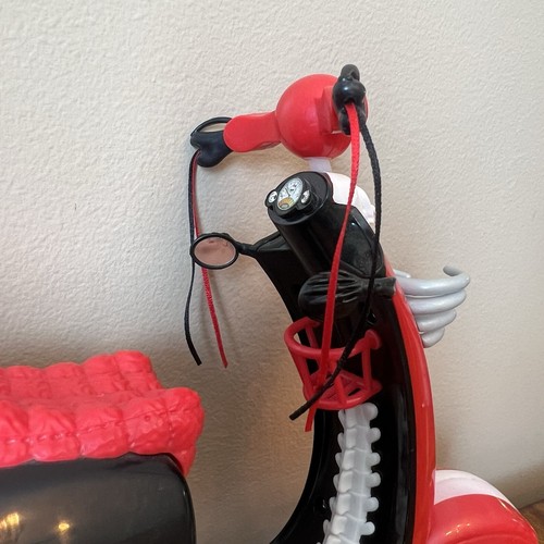 Monster High Ghoulia Yelps Scooter 2011 Red Cherry Helm - Bild 5 von 9