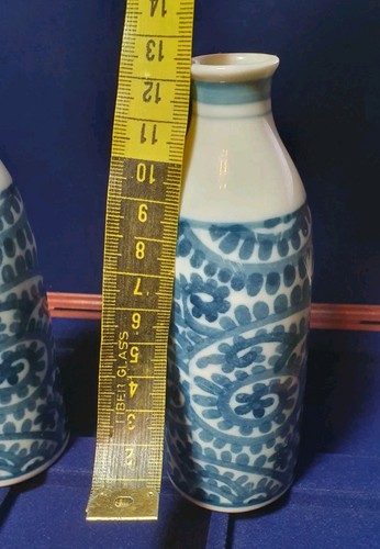 Pair of Vintage Arita Ware Japanese Sake Bottles Blue And White Design - Marked - Picture 4 of 5