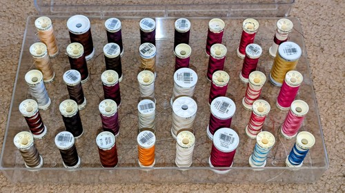 240 Spools of sewing thread in 6 plastic storage boxes - Picture 6 of 7