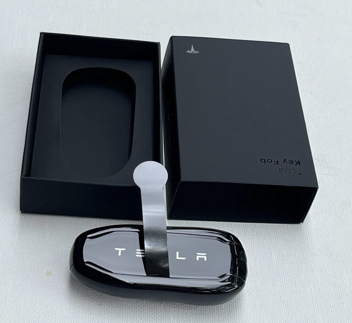 TESLA 純正キーフォブ　純正キーバンド付き TESLA 純正キーフォブ 純正キーバンド付き テスラ モデル 3/Y