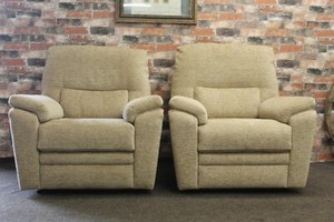 PARKER KNOLL PAIR OF HAMPTON MANUAL RECLINER ARMCHAIRS IN BEIGE