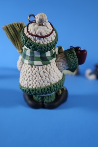 Juego de 5 adornos tipo masa SANTAS y MUÑECOS DE NIEVE originalmente $5,97 cada país* - Imagen 6 de 12