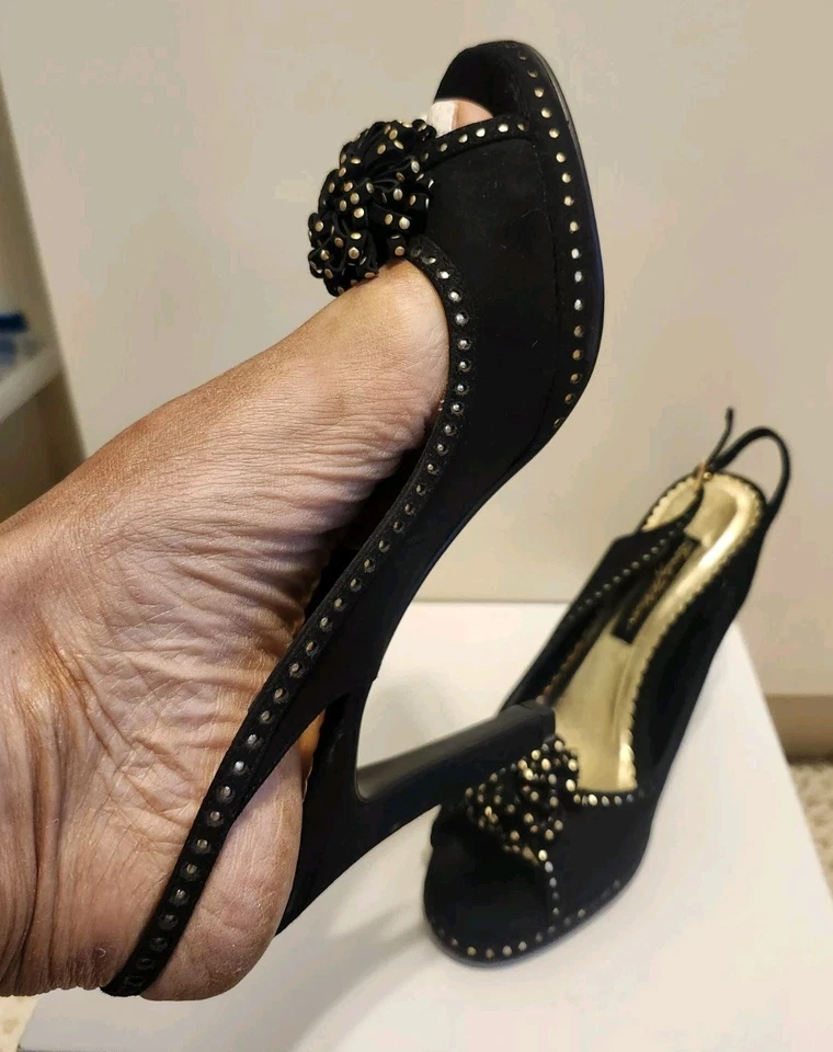 NUEVO Zapatos de salón Beverly Feldman de gamuza negra con tachuelas doradas punta abierta talla 8 $275 Foto 3 de 4