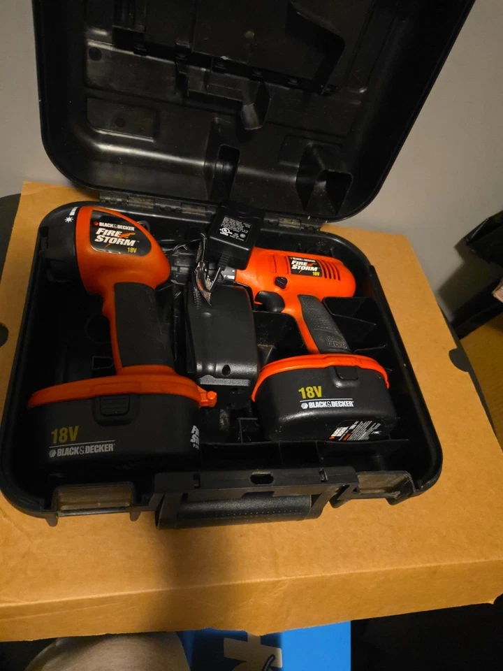 Taladro Black & Decker 14,4 voltios, linterna, 2 baterías y 2 cargadores todo funcionando Foto 2 de 4