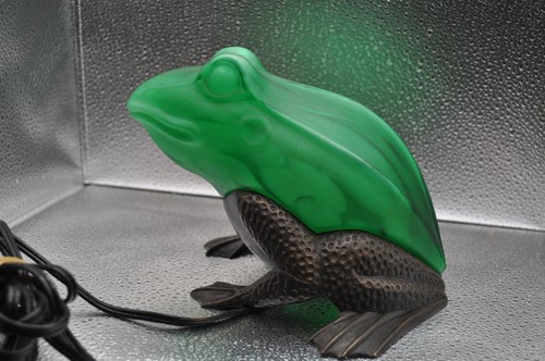 Beautiful Vtg Green Glass Frog Accent Lamp Antique Bronze Base C Sadek 1996 - Picture 2 of 9