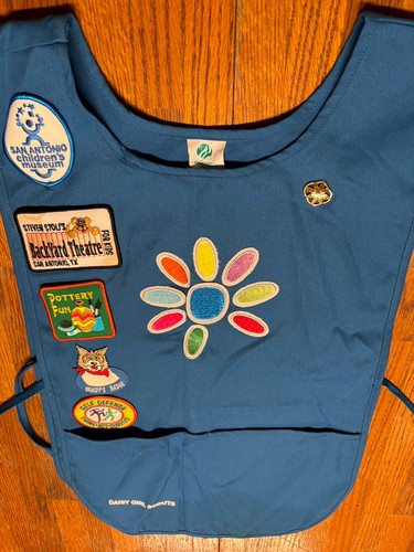 Daisy Girl Scouts Blue Tunic Apron Smock Vest Uniform Pins Badges - Picture 6 of 9