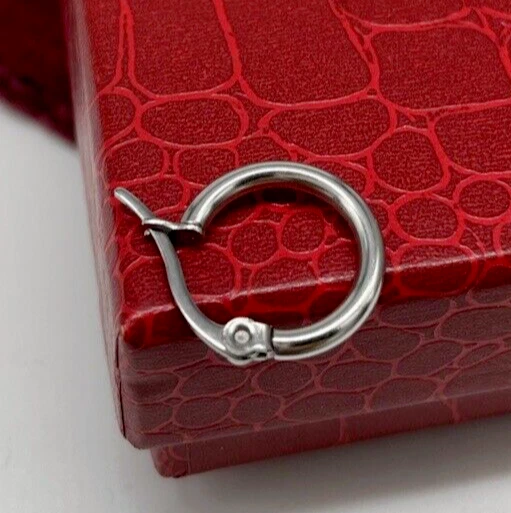 Orecchino Cerchietto sottile baionetta colore argento in acciaio inox uomo donna - Immagine 3 di 4