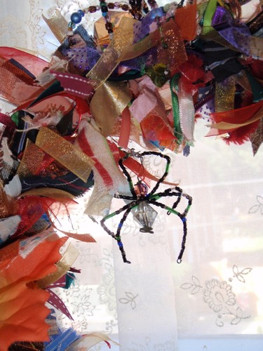 Halloween Trapo Corona Arañas Hojas Hecho a Mano Calabaza Reciclado Joyería y Tela - Imagen 3 de 4