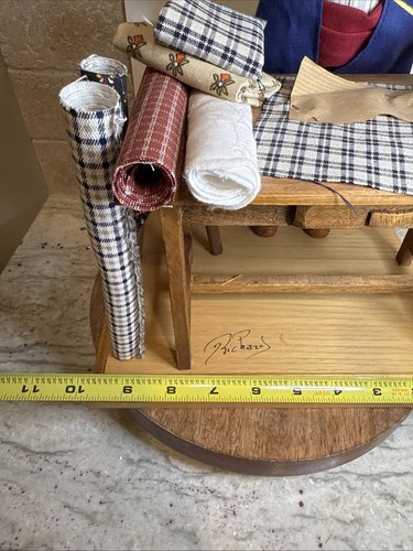 Handgefertigte Santon Figur/Mann bastelt Tücher auf Tisch - Unikat - Künstler signiert - Bild 23 von 23