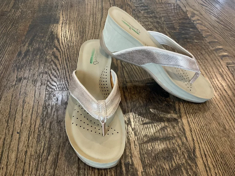 Sandalias de cuña BareTraps de espuma viscoelástica gammie oro rosa correa metálica para mujer 8 M Foto 2 de 4