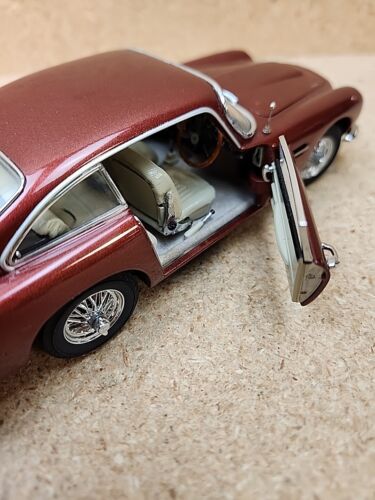 Danbury Mint 1964 Aston Martin DB5 Replica Red 1/24 Diecast Car Only - Picture 12 of 13