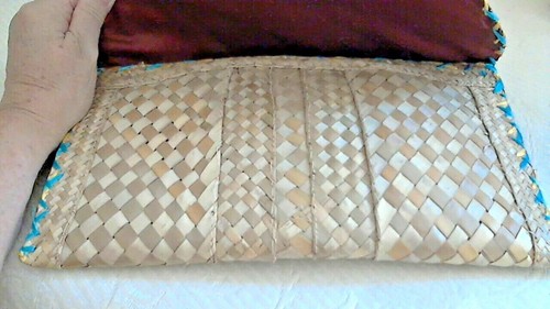 Bolso sin asas tejido de paja natural con frente de rafia Brite 12" x 7" forrado tela marrón peso ligero - Imagen 3 de 7