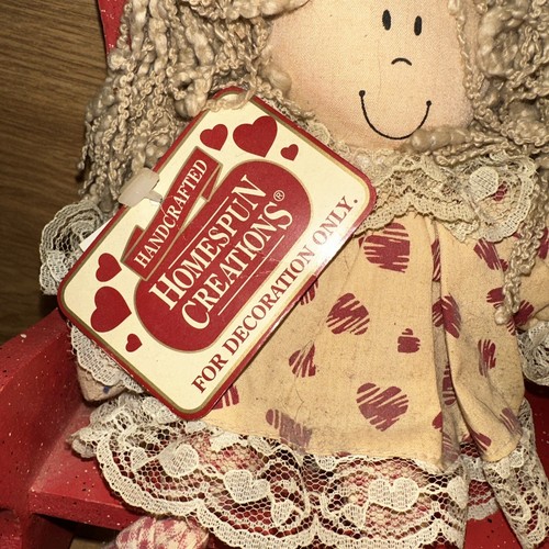 Handcrafted Homes Spun Creations, Puppe sitzt auf Bank mit I Love You Schild - Bild 2 von 13