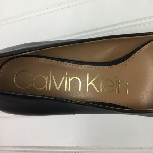 Zapatos de salón Calvin Klein Kamara de cuero con tacón alto punta para mujer 9,5 negros - Imagen 8 de 11