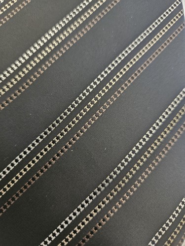Corbata lavable F&F negra con línea rota plateada y bronce a rayas - Imagen 5 de 6