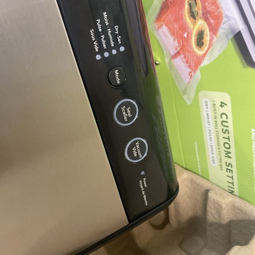 FoodSaver Vacuum Sealing System with Handheld Sealer Attachment Model FM2900 - Picture 5 of 7