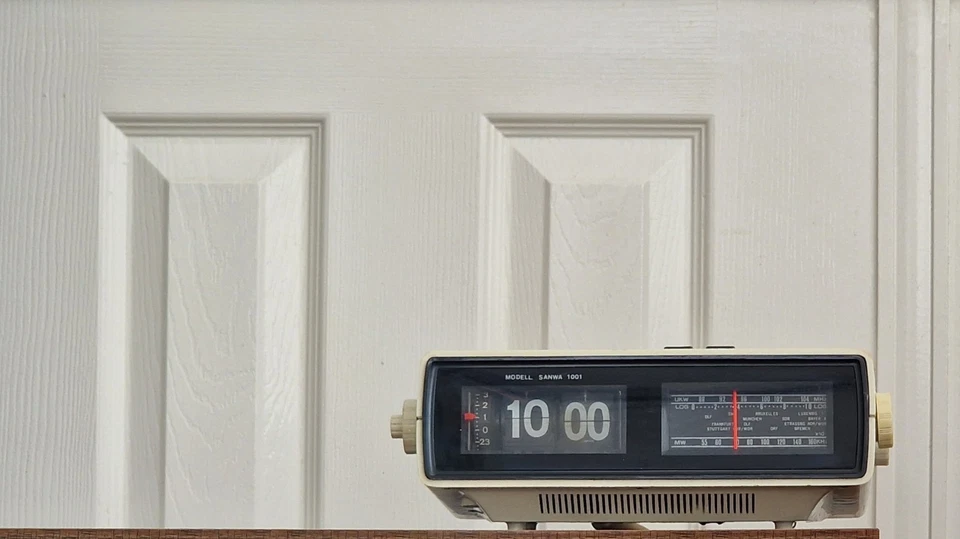 Sanwa Electronic Flip Clock Radio / Space Age / Rare / White / Vintage / 1970s - Image 3 of 4