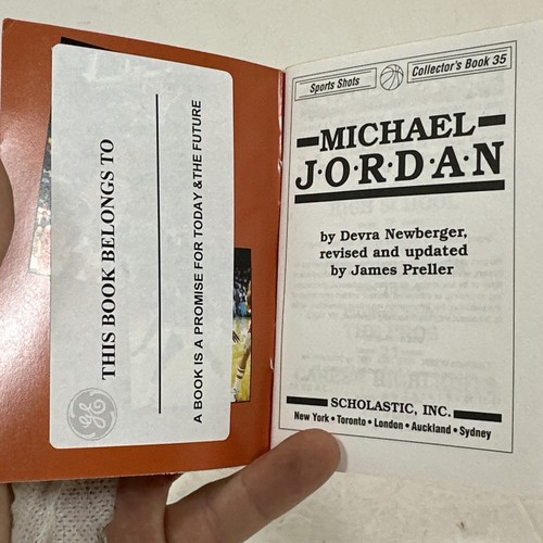 HOF MICHAEL JORDAN 1995 PREMIUM EDITION 44 PAGE 2.5 IN. BY 4 IN. BOOKLET #1 - Picture 5 of 7