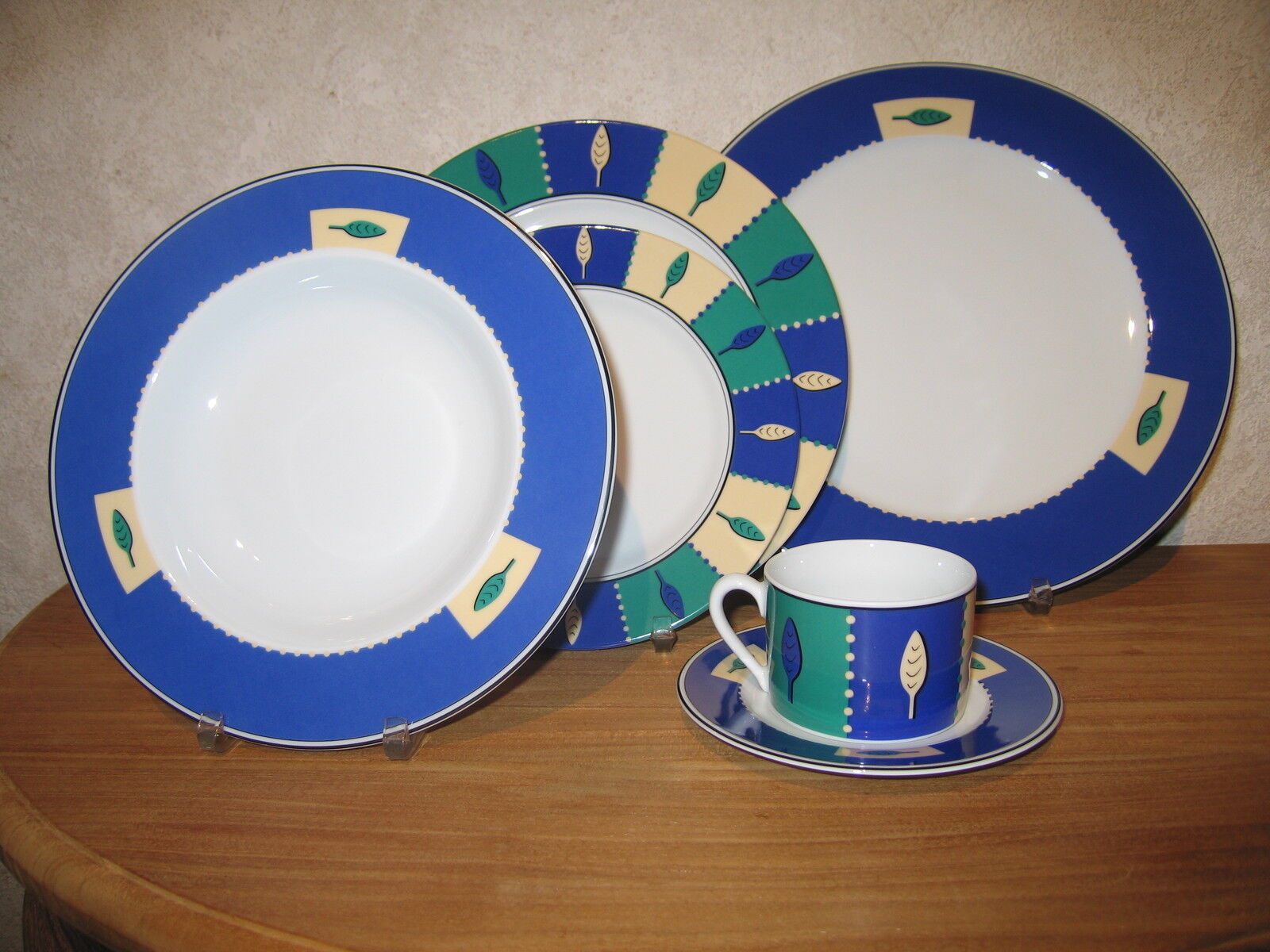 KAHLA NEW LEAVES Set 4 assiettes + 1 Tasse avec soucoupe KAHLA NEW LEAVES Set 4 assiettes + 1 Tasse avec soucoupe