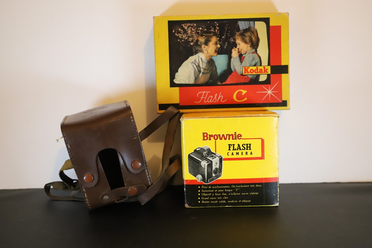 Kodak Brownie Flash avec un Flash B et une Boite Medium format camera - auction online Catawiki