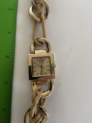 Liz Claiborne Gold Toned Women's Bracelet Band Wristwatch Running Great New Batt - Picture 3 of 4