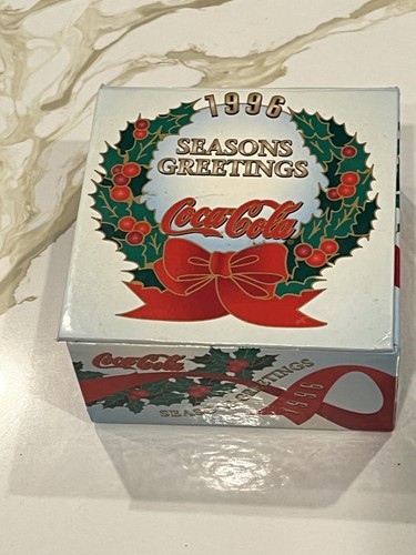 Vintage Coca-Cola Collectibles Seasons Greetings Wreath Pin in Box 1996 - Bild 3 von 5
