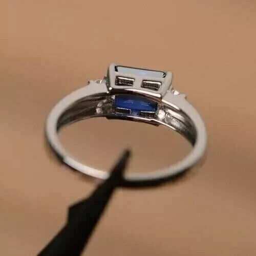 Anillo de boda para mujer de zafiro azul creado con corte esmeralda de 2,0 quilates enchapado en oro blanco 14 K - Imagen 5 de 9