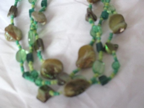 20"Triple Strand Bead Necklace Various Shades of Green Lobster Clasp - Picture 3 of 4