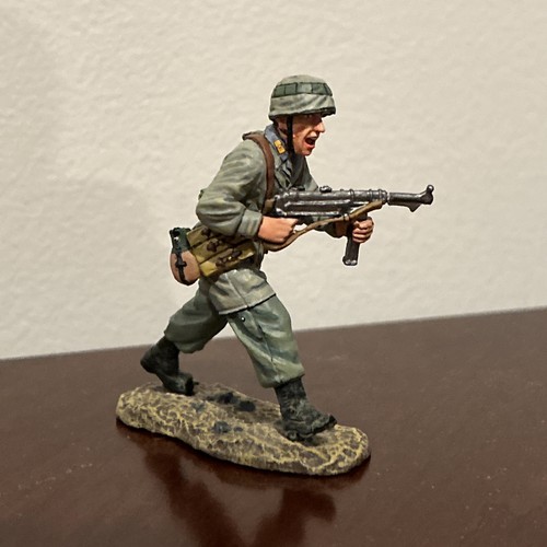 King & Country FJ005-07 “Returning Fire” Running With SMG - Picture 7 of 7