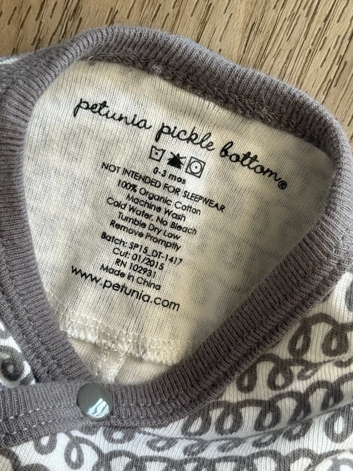 Mameluco Footie Bottom de algodón orgánico gris y blanco unisex 0-3 m Petunia Pickle Bottom Foto 3 de 3