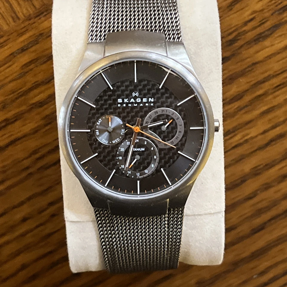 Reloj de malla multifunción Skagen gris titanio para hombre Foto 2 de 4